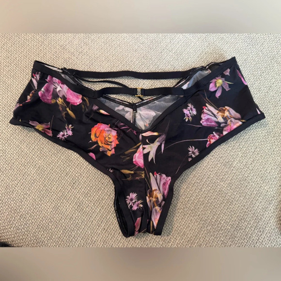 Victoria’s Secret strappy cheeky SMALL - Picture 1 of 4